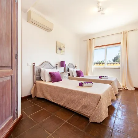 Palms - Moradia Tranquila Com Piscina Aquecivel - Gale, Villa